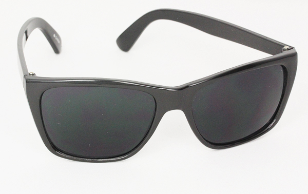 Zwarte simpele zonnebril met een ruwe look