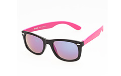 Goedkope zonnebril met zwart /roze  montuur 